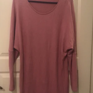 Sweatshirt klänning från BIKBOK - Jätte gullig klänning från bikbok I storlek S men den e strechig och passar säkert M och L också. Jag säljer för 50 kr + frakt som ligger runt 40 kr 