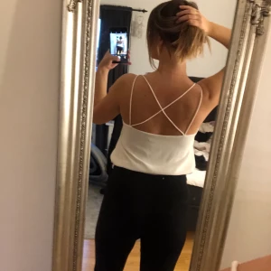 Fint linne - Vitt linne med snygg rygg från h&m, använd en gång. 