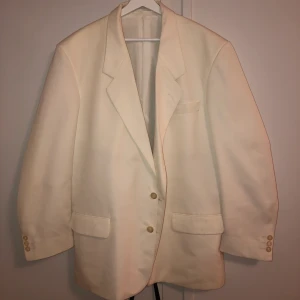 BLAZER/KAVAJ - En oversized äggskals vit blazer/kavaj. Tog ut axelkuddarna och sydde ihop linningen själv, därför det låga priser. Nyskick. Frakt tillkommer! 😊