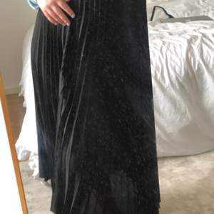 Svart plisserad kjol från New look pris exkl frakt 