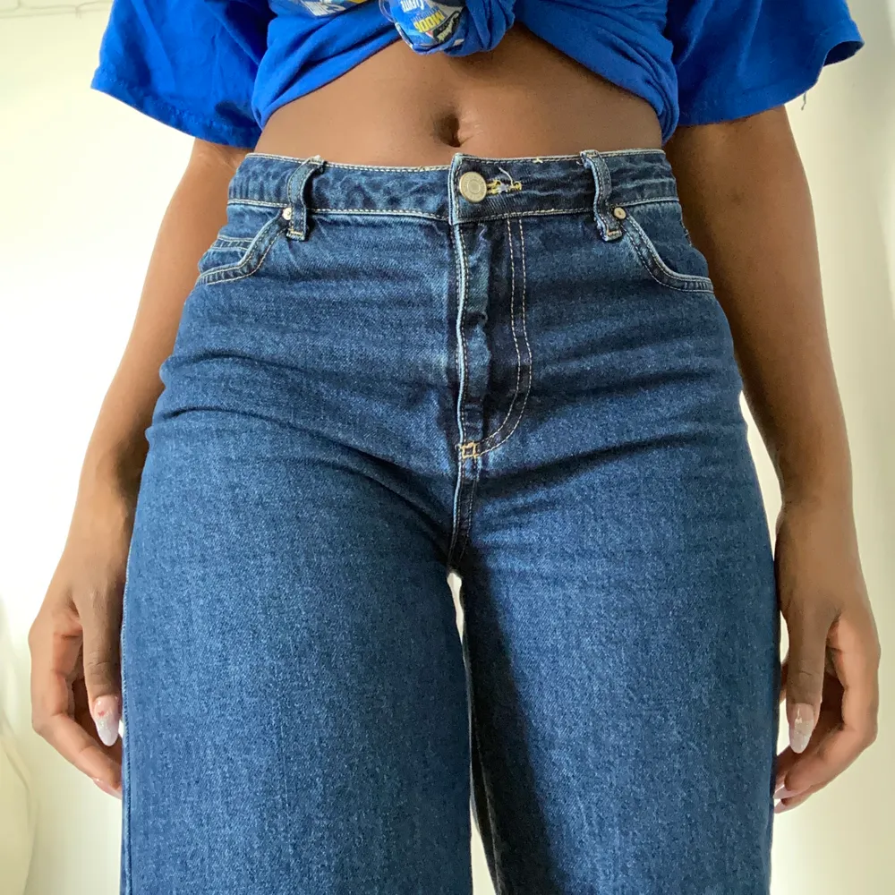 Skitsnygga wide leg jeans köpta på NA-KD | Fint skick (använda en handfull gånger) | köpare står för frakt ❣️ (säljer pga använder ej då de är lite små). Jeans & Byxor.