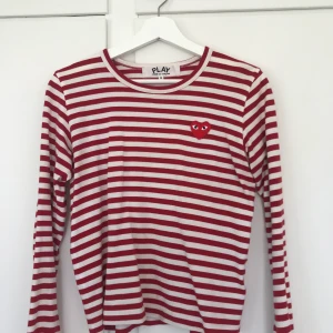 CDG play tröja - Köpt för ca ett år sen och är i väldigt bra skick då den är använd Max 5 gånger. Den är i storl S och passar XS och M också men tänk på att ärmarna är lite korta!! Nypris ca 1100kr och mitt pris är förhandlingsbart. Skriv om du vill ha fler bilder🥰