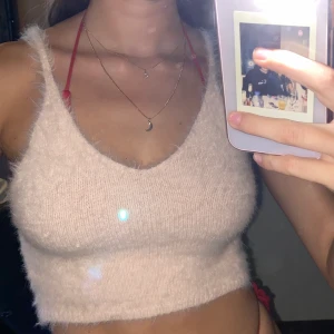 Pälsliknande rosa topp - Ljusrosa pälsliknande topp. Aldrig använd.💖 köpare står för frakt annars kan jag mötas upp i stockholm. 