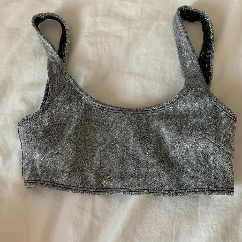 Silver-glitter bikiniöverdel från NA-KD, endast använd 1 gång så den är i bra skick! Storlek 34 💓 55 plus frakt. Muu.