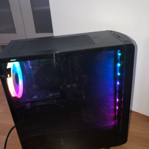 HELT NY OANVÖNT GAMING PC - Ny gaming PC köpt för några dagar sedan fast fick en annan och denna kommer tyvärr inte komma till användning. Innehåller: Intel core I7 2nd gen 3,40 GHz, GT710, 240 GB SSD, 8 GB RAM, WINDOWS 10. Skriv gärna om ni är intresserad eller för mer info.Fraktar