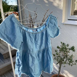 Söt topp från Zara💙 - Söt topp från Zara i storlek XS!💙 Ska föreställa jeanstyg och har revor i slutet av ärmarna samt nedre kanten av tröjan.