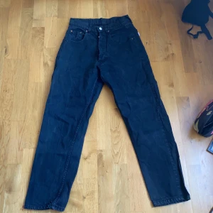 Jeans - Ett par fina svarta jeans som jag tyvärr växt ur, inga slitningar eller missfärgningar!😊