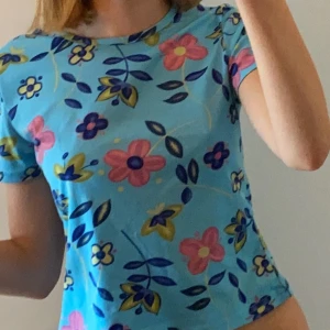 blommig t-shirt - köpte denna jättefina tröja här på plick men tyvärr kommer den inte till användning :( 💗kan frakta eller mötas på söder, köpare står för frakt🥰 (står strl M, men passar perfekt för mig som har S)
