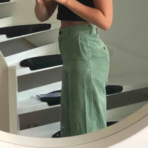 Byxor 💚 - (Priset kan disskuteras..) Säljer dessa superfina gröna Manchester byxor ifrån monki i storlek 32. 💚💚 Jag brukar ha storlek 34 men dessa som är i storlek 32 passar perfekt. Skriv för mer bilder och/eller om du är intresserad!! 