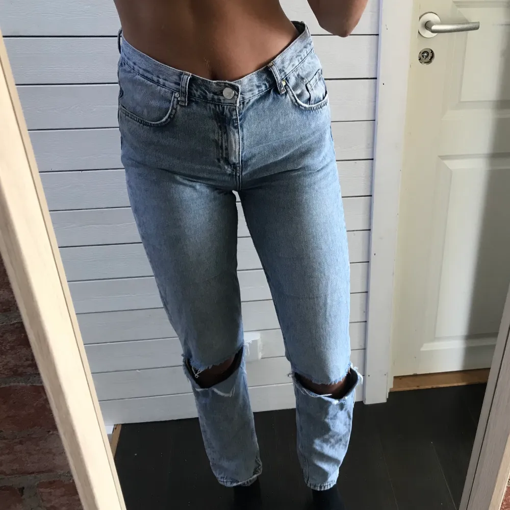 Blåa raka Jeans i ”girlfriend” modell från bikbok. De är lite stora i midjan men med ett skärp gör det inget😊 jag på bilden är 175 cm och de passar jättebra i längden på mig:) Frakt:80kr✨. Jeans & Byxor.