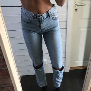 Blåa raka Jeans i ”girlfriend” modell från bikbok. De är lite stora i midjan men med ett skärp gör det inget😊 jag på bilden är 175 cm och de passar jättebra i längden på mig:) Frakt:80kr✨