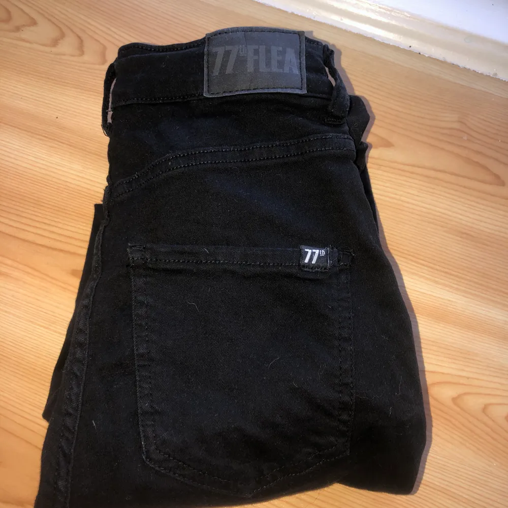 Svarta jeans från bubbleroom, märket är 77thflea, köpare står för frakt . Jeans & Byxor.