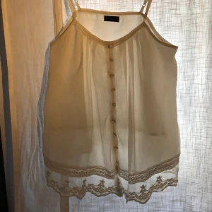 Vitt linne  - Gulligt Vitt linne med detaljer. Passar både s och m. Frakt ingår i priset! 