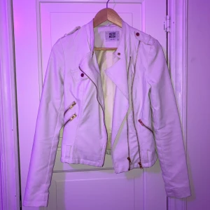 Sexig vit skinnjacka strl s - Säljer nu denna snygga vita skinnjacka med guld detaljer från Vero Moda. Den är i bra skick🎉 Storlek: S. Nypris: 549kr. Jag står för frakt 🤩