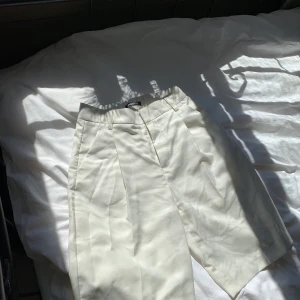 Vita shorts från Gina tricot - Helt oanvända trendiga shorts I storlek 32. Relativt stora i storleken, (har vanligtvis 34-36). Köparen står för frakt, men kan även mötas upp i Göteborg💓. 