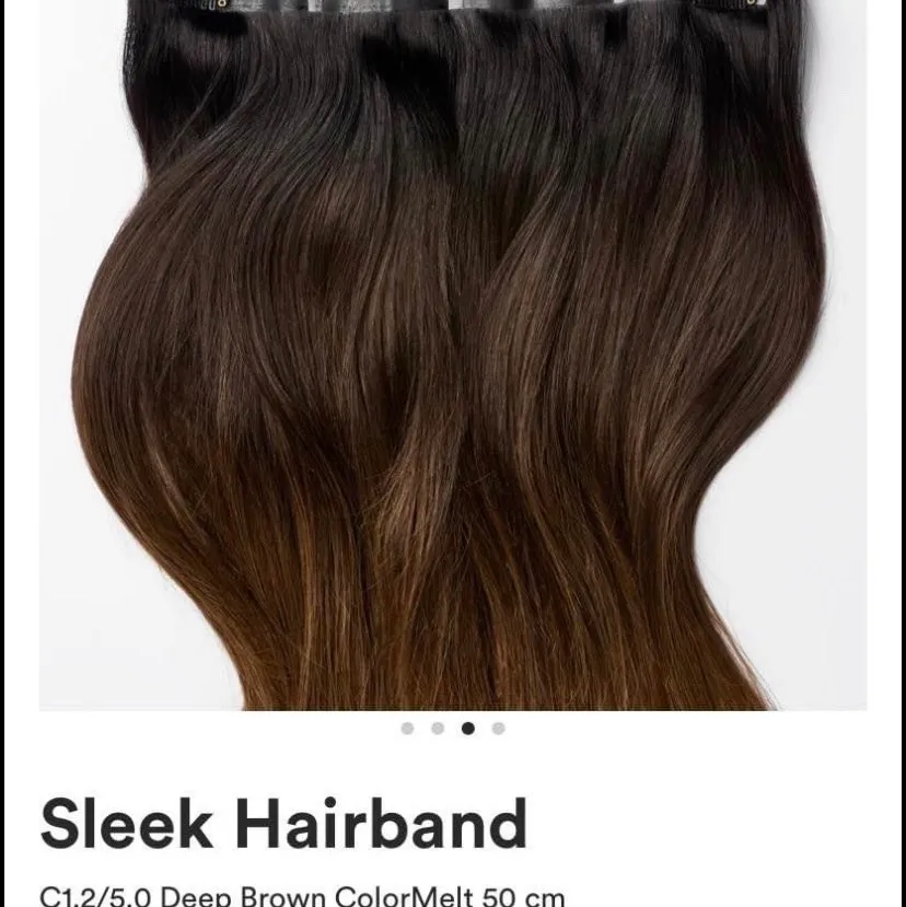 Ett helt nytt hårband/hairband från Rapunzel of Sweden i en brun ombre-färg. Från mörkbrun i botten till ljusbrun i topparna. 50cm lång. Det är deras ”sleek” modell som är framtaget ihop med Kenza. Det är äkta hår. Färg: C1.2/5.0 Deep brown colormelt  . Övrigt.