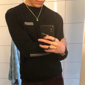 Svart Vans Longsleeve - Svart knappast använd vans longsleeve. Fet mönster på ryggen som skapar en optical illusion 🍥🥺. Super plagg i SUPER skick✨ Frakt behandlas av köparen :)