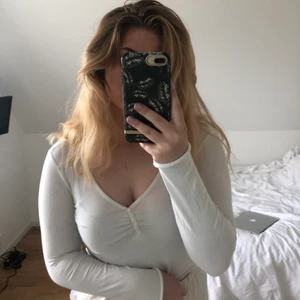 Långärmad tröja monki  - Vit långärmad tröja från monki, superskön och användbar. Pris exkl frakt 