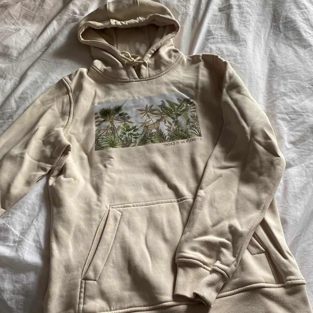 Hoodie från Asos med tryck. Väldigt tjockt gosigt material. Använd max 3ggr, nyskick. Pris är inkl frakt!. Hoodies.