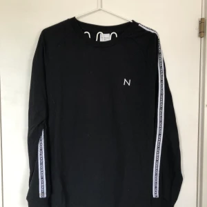new black långärmad - new black långärmad tröja i storlek s. passar m också. det är en liten fläck på höger ärm (3dje bilden) men verkligen ingenting man ser eller lägger märke till och är fräsch och hel utöver det.