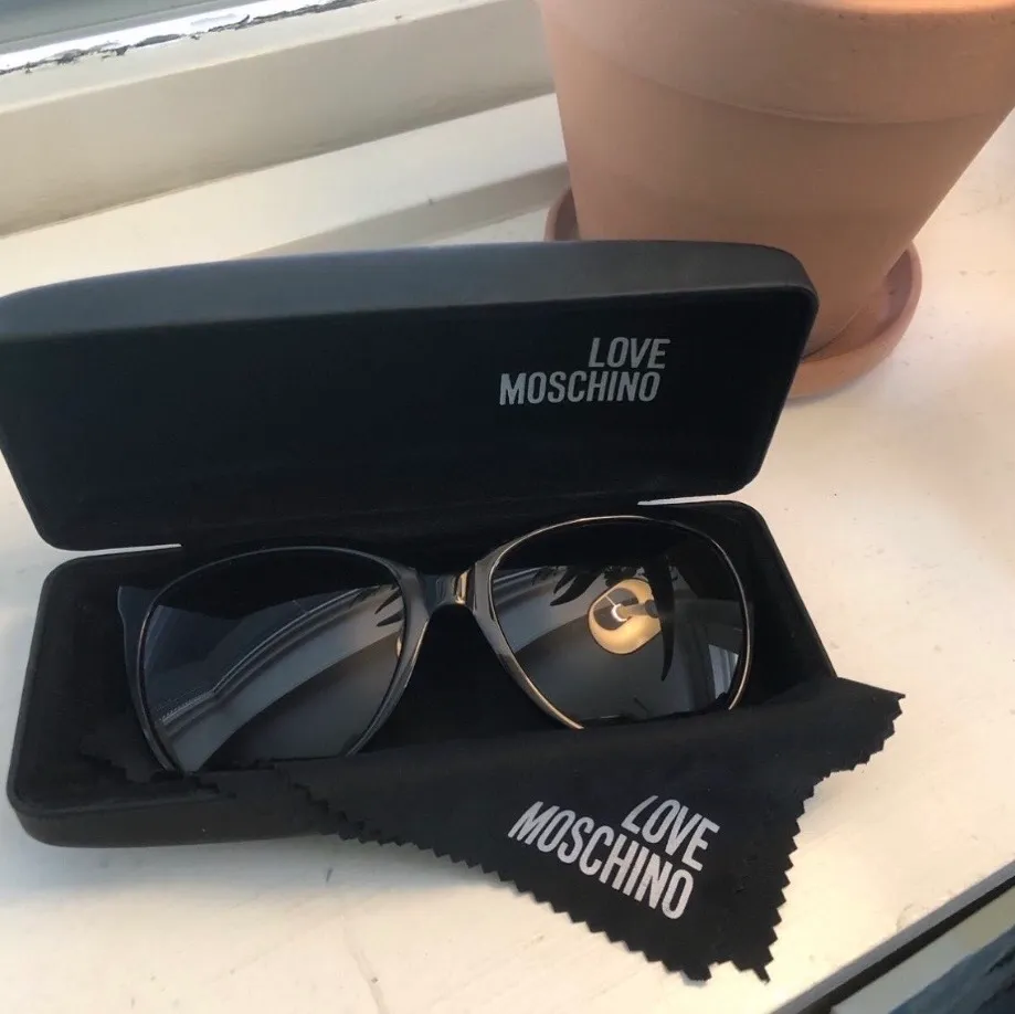 Moschino glasögon i mycket bra skick. Aldrig använda. Inköpta för 2000kr på NK. Accessoarer.