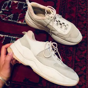 Crémefärgade chunky sneakers med beiga detaljer från Zara i strl 38. Använda men ändå i väldigt fint skick. Kan mötas i Stockholm eller posta mot frakt (ca 110 kr).