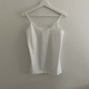 Vitt linne - Vitt linne från Cubus:) Axelbanden är ej justerbara. Frakt: 22kr (brev)