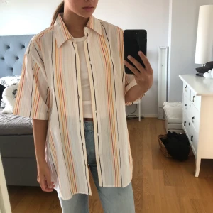 Randig skjorta - Säljer denna snygga randiga skjorta från hm✨ den är i storlek 44 men sitter snyggt och oversized på mig som har 36, ordinarie pris är 149kr, frakt tillkommer så buda i kommentera💜🧚🏽‍♀️