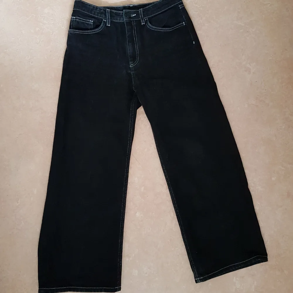 Svarta jeans med vit söm från Monki. Strl 27. Använda ett par gånger men är i gott skick. Säljs på grund av att dom har blivit för korta för mig och inte kommer till användning.. Jeans & Byxor.