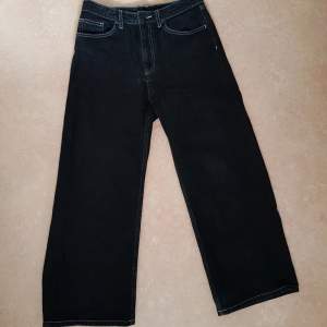 Svarta jeans med vit söm från Monki. Strl 27. Använda ett par gånger men är i gott skick. Säljs på grund av att dom har blivit för korta för mig och inte kommer till användning.