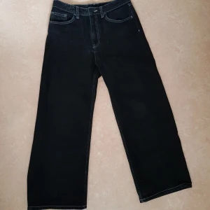  - Svarta jeans med vit söm från Monki. Strl 27. Använda ett par gånger men är i gott skick. Säljs på grund av att dom har blivit för korta för mig och inte kommer till användning.