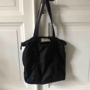  - Säljer den väldigt populära ”Day” väskan från Birger Mikkelsen💕Jättefin väska som man får plats med sååå mycket i! Begagnat använt skick som man ser på bilden. Möter upp i Göteborg annars står köparen för frakten.