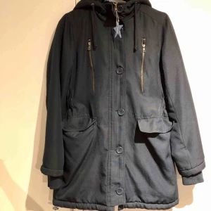  - Marinblå ”Parkas jacka” från Vila . 