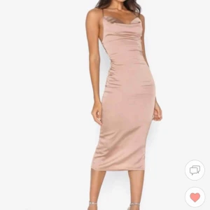  - Säljer denna klänning från Nelly, oanvänd. Möts i sthlm eller fraktar 