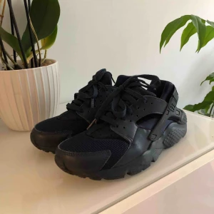  - Huaraches i marinblått, storlek 36. Lite mindre i storleken enligt mig. Köptes i Amsterdam men snålt använda pga för små. Nypris 1100. Köparen står för frakt. 