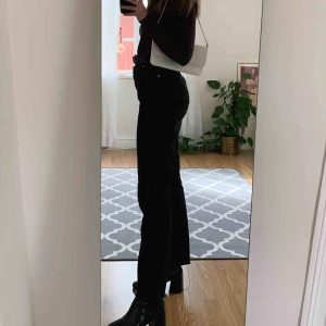  - Säljer nu dessa mörkgråa/svarta högmidjade jeans från NA-KD! Dom är supersnygga men tyvärr lite för stora för mig, använda ett fåtal gånger. Ordinarie pris 499kr, säljer nu för 300kr, köparen står för eventuell frakt!