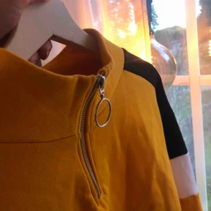  - Snygg croppad hoodie i oversize stil 🥰