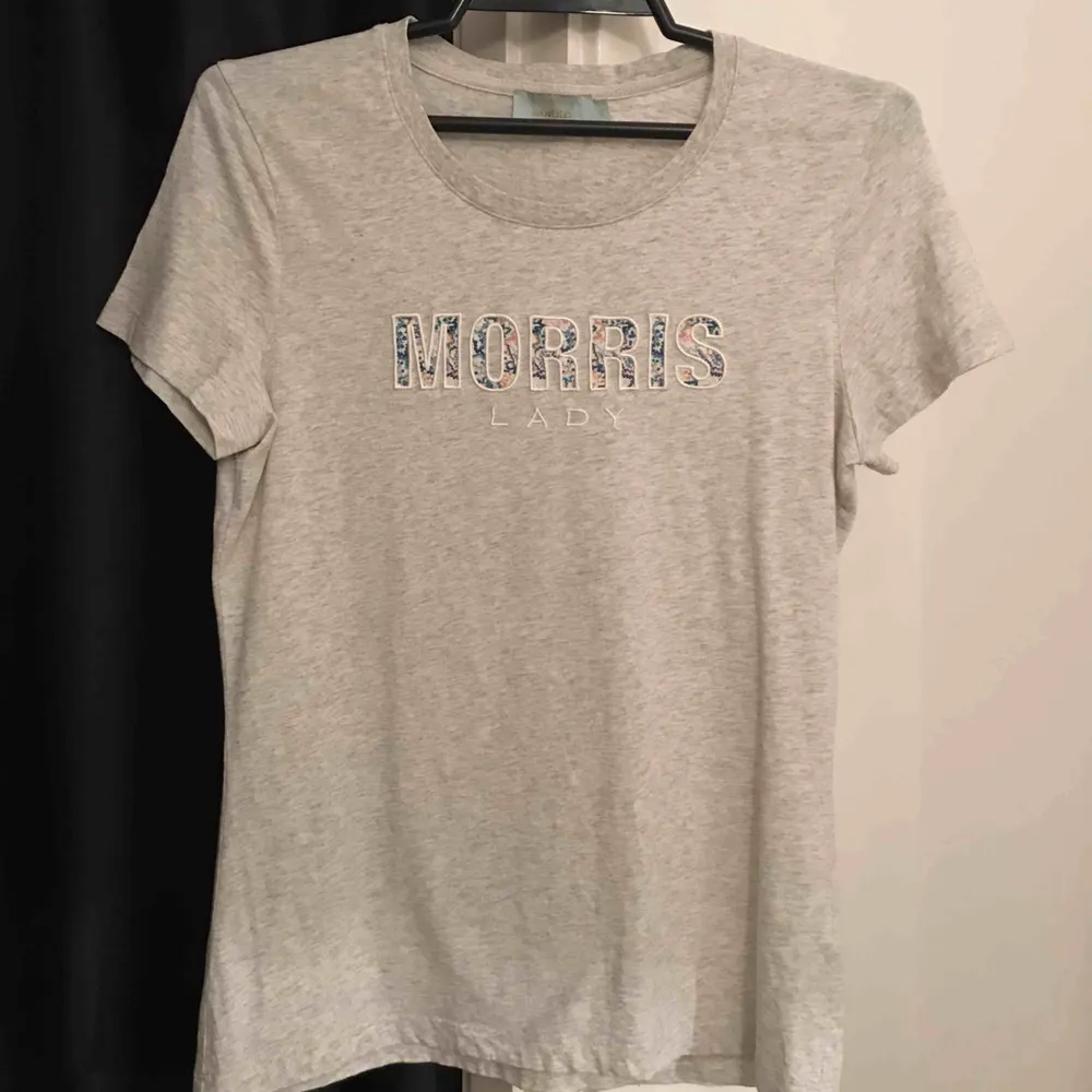 Jättefin ljusgrå Morris T-shirt från Liberty collectionen. Aldrig använd för att jag tycker den inte passade min klädstil. Nypris är ca 700kr . T-shirts.