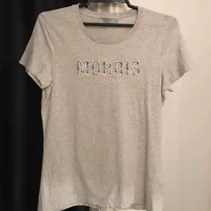 Jättefin ljusgrå Morris T-shirt från Liberty collectionen. Aldrig använd för att jag tycker den inte passade min klädstil. Nypris är ca 700kr 