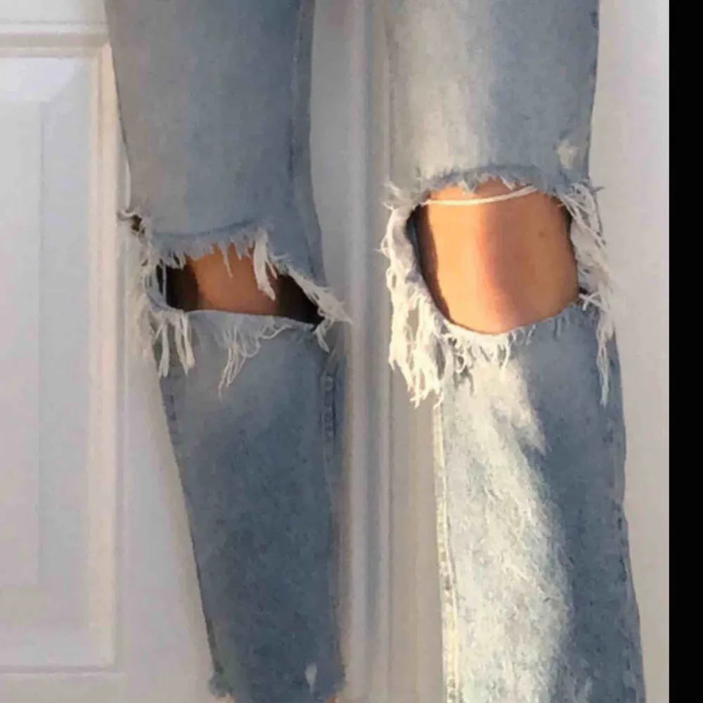 Supersnygga jeans från zara! Storlek 36. Nästintill oanvända. Buda gärna . Jeans & Byxor.