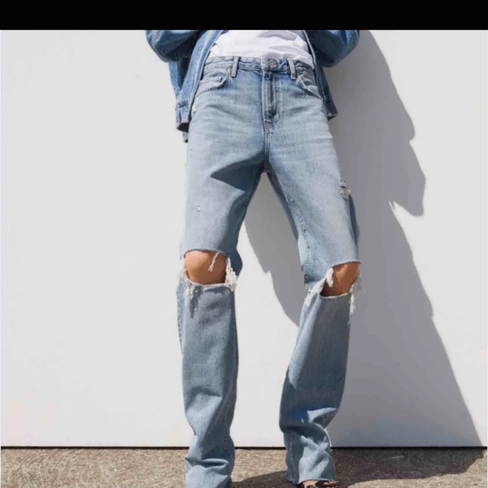 Sjukt populära jeans från zara som är slutsålda överallt, storlek 34 men passar även 36💞 lite uttöjda så passar både xs o s, köpta för 550 kr! Bud från 300 (säljer endast dem om jag får höga bud) . Jeans & Byxor.