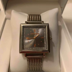  - Superfin klocka från Steve Madden. Använd endast två gånger och är i nyskick. Köparen står för frakt. 