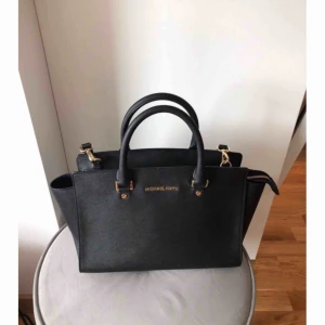  - Säljer min äkta Michael Kors väska i mycket fint skick. Modell Selma bag!:)