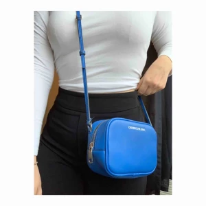  - As cool men ändå basic väska från Calvin Klein. Dustbag finns och väskans band är justerbart. Piffar upp en enkel outfit då färgen ändå sticker ut lite. Man får plats med så mycket, sparsamt använd så ser ut som ny. 💖💖