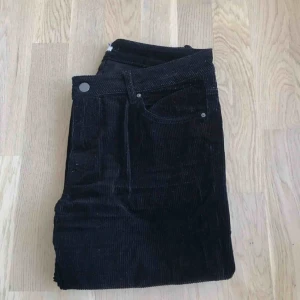  - Manchesterbyxor från H&M i storlek 42.  Köpta för 400 kr. 