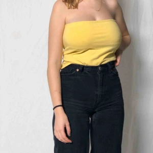  - Gul tubtopp från Gina Tricot. Möts upp i Malmö annars står köparen för frakten. Frakt: 40kr 