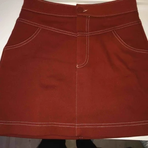  - Kjol i kopparfärg köpt på Zara för 180kr säljs för 80kr i storlek S. Kjolen är använd endast en gång så mycket bra skick.  Kan mötas upp i Stockholm annars står köpare för frakt:)