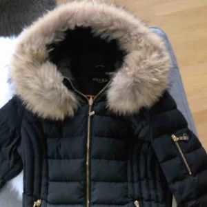  - Hollies vinterjacka, passar small. Äkta päls med gulddetaljer. Inga slitningar 
