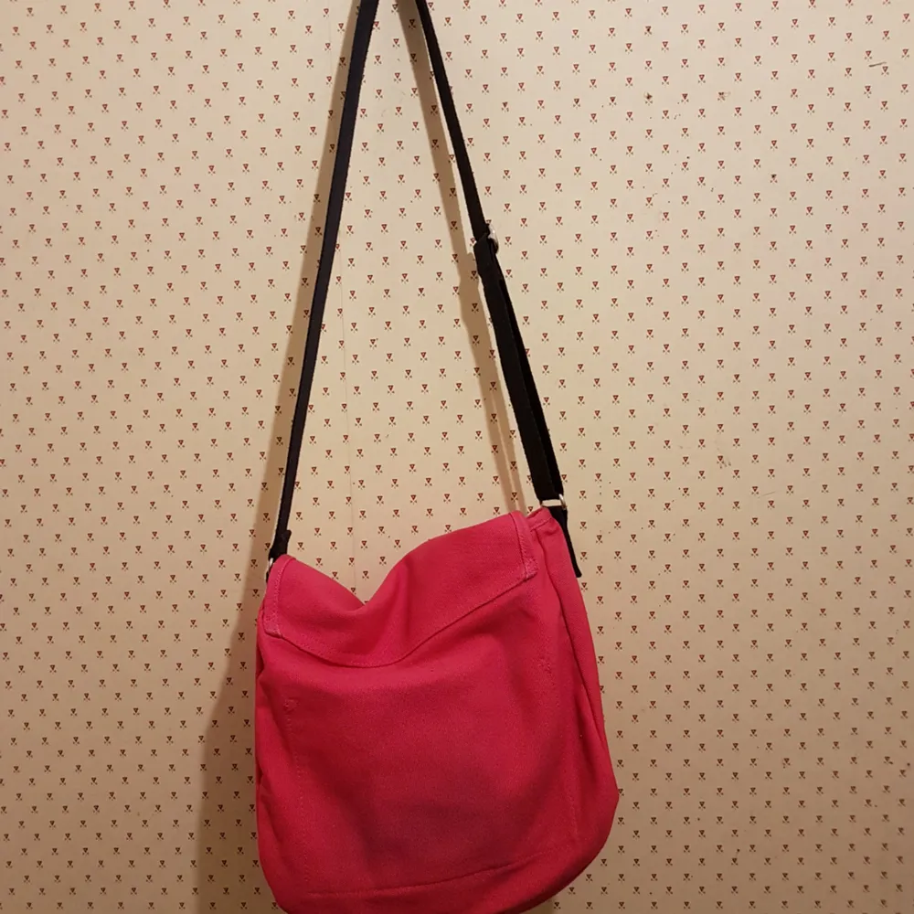 32 cm x 30 cm Handväska .En stor och en liten ficka inuti .Mycket fin. Rosa färg.. Övrigt.