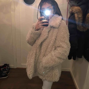  - Super fin fluffig jacka🥰har använt den Max 3 gånger super bra material👍🏼🥰passar xs till M super bra😻